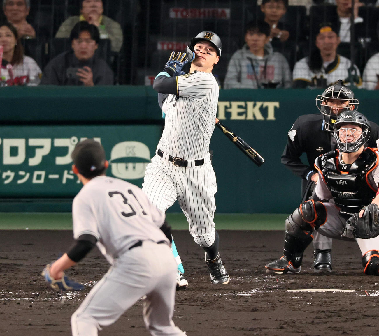 阪神対巨人　3回裏阪神1死一、二塁、佐藤輝は中越え3点本塁打を放つ。投手赤星（撮影・加藤哉）