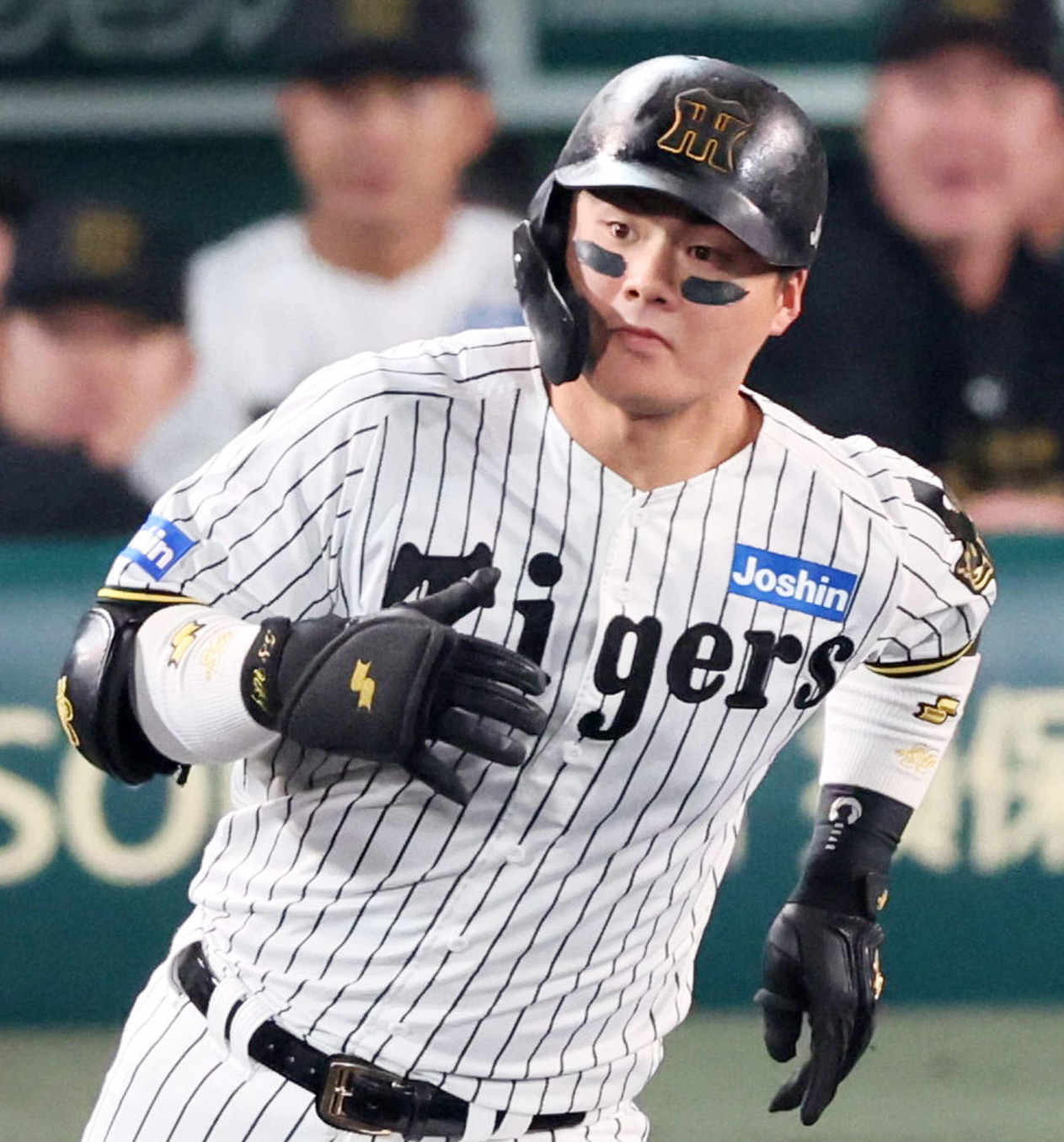 阪神対巨人　3回裏阪神2死、前川は右越え二塁打を放つ（撮影・加藤哉）