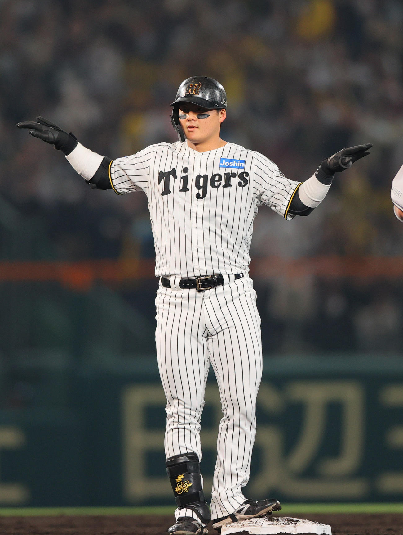 阪神対巨人　3回裏阪神2死、前川は右二塁打を放ち二塁でポーズする（撮影・上山淳一）