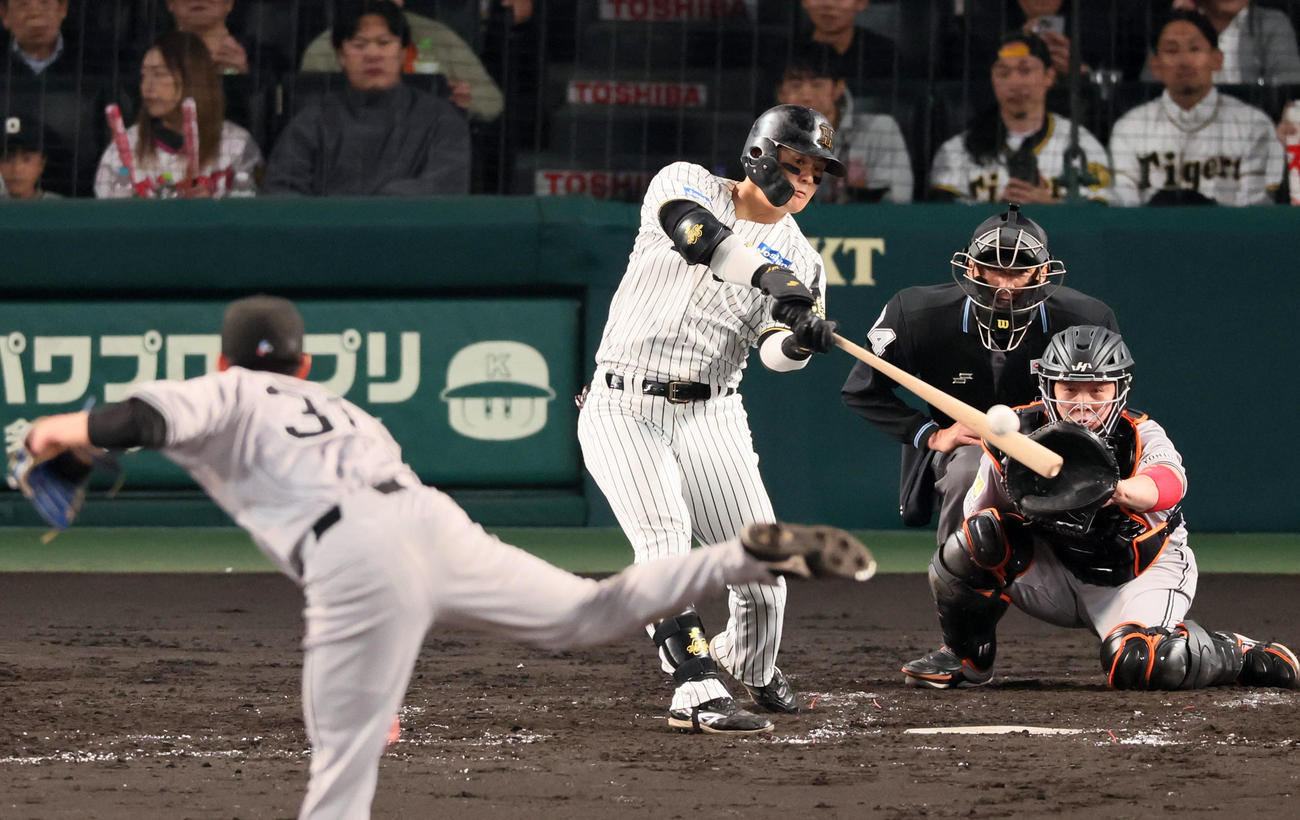 阪神対巨人　3回裏阪神2死、前川は右越え二塁打を放つ。投手赤星（撮影・加藤哉）