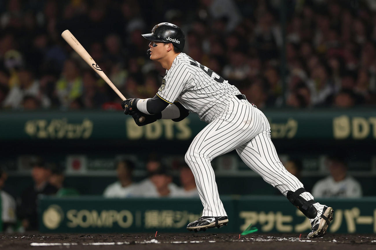 阪神対巨人　3回裏阪神2死、右中間へ二塁打を放つ前川（撮影・前田充）