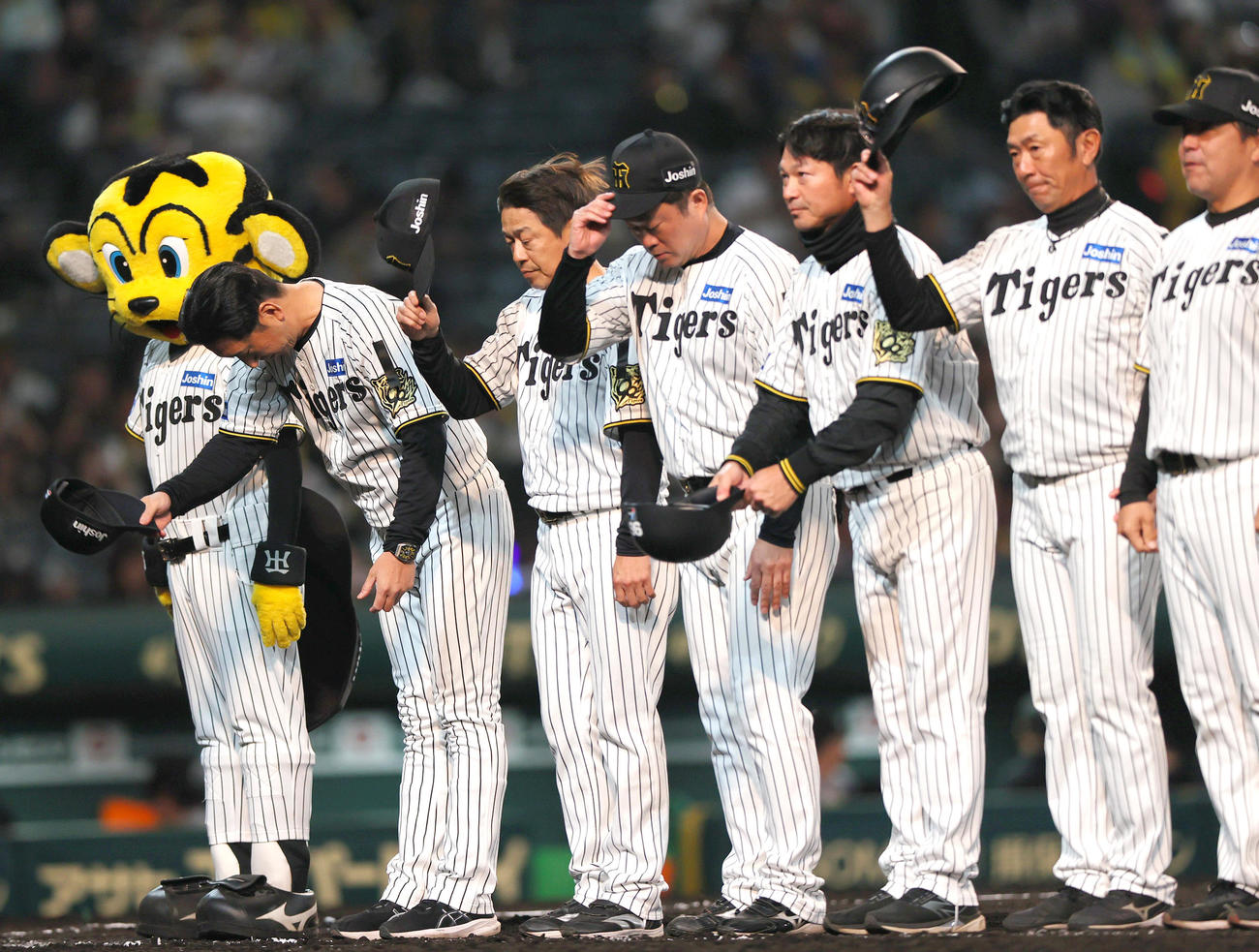 阪神対巨人　巨人に勝利し、スタンドのファンにあいさつする阪神藤川監督（左）（撮影・上山淳一）