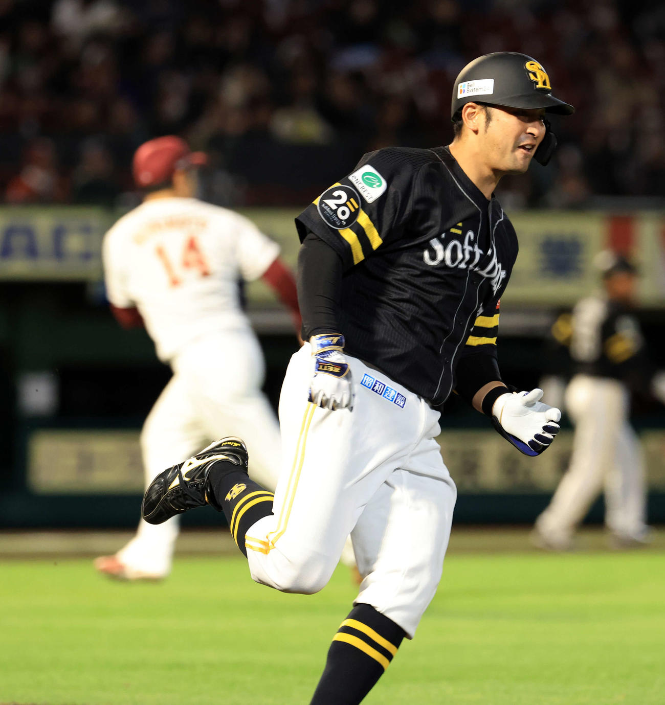 楽天対ソフトバンク　9回表ソフトバンク1死二、三塁、嶺井は左犠飛を放ち一塁に走る。投手則本（撮影・浅見桂子）
