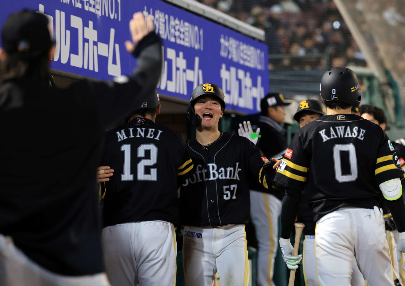 楽天対ソフトバンク　9回表ソフトバンク1死二、三塁、嶺井（左から2人目）の左犠飛で生還した緒方（中央）は笑顔で抱き合う（撮影・浅見桂子）