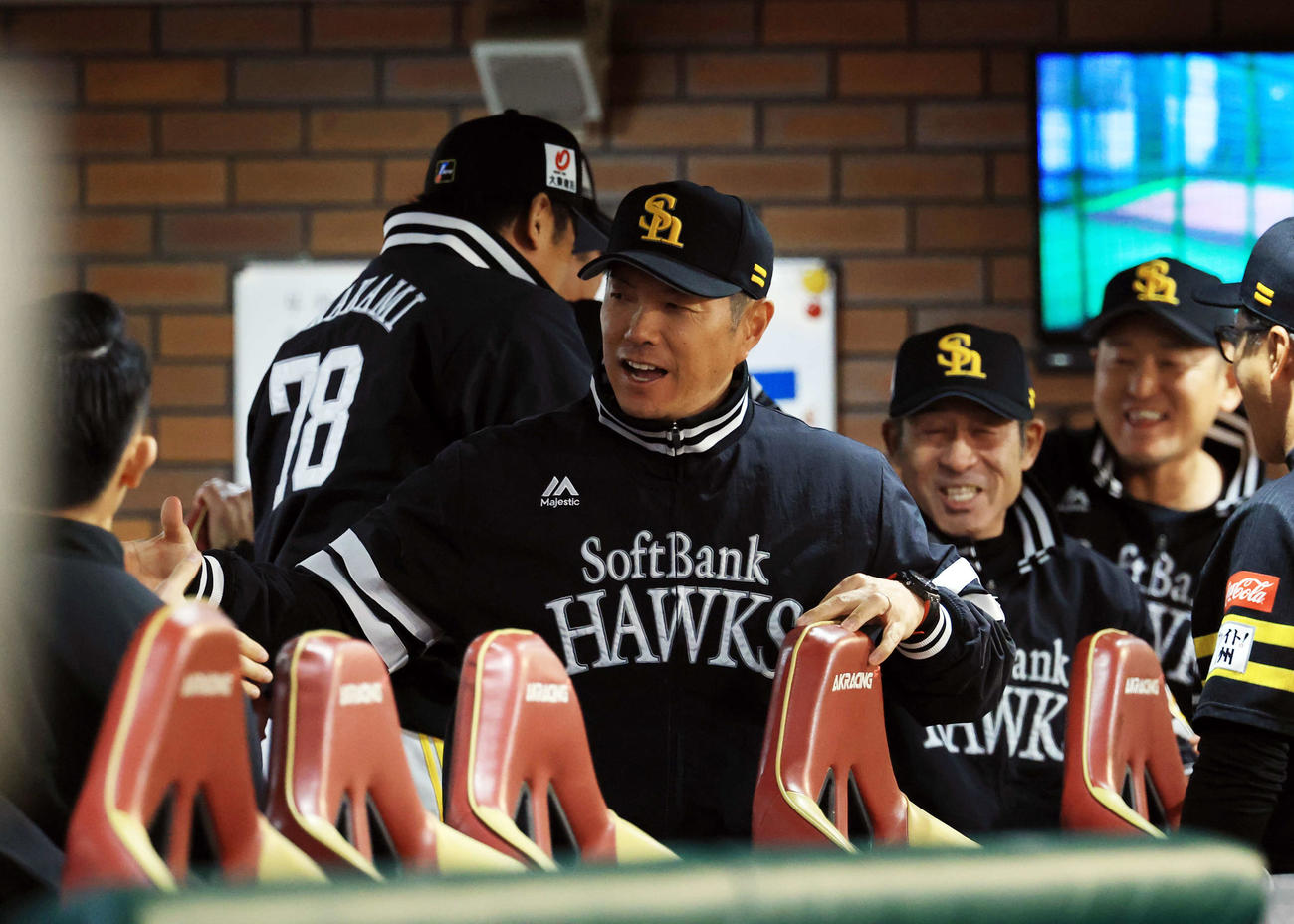 楽天対ソフトバンク　1－0で勝利し、監督通算100勝のソフトバンク小久保監督は笑顔でナインと喜び合う（撮影・浅見桂子）