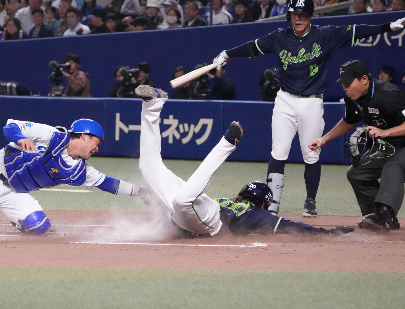 中日対ヤクルト　3回表ヤクルト2死一、三塁、重盗の間に生還する赤羽（左から2人目）捕手は加藤匠（撮影・森本幸一）