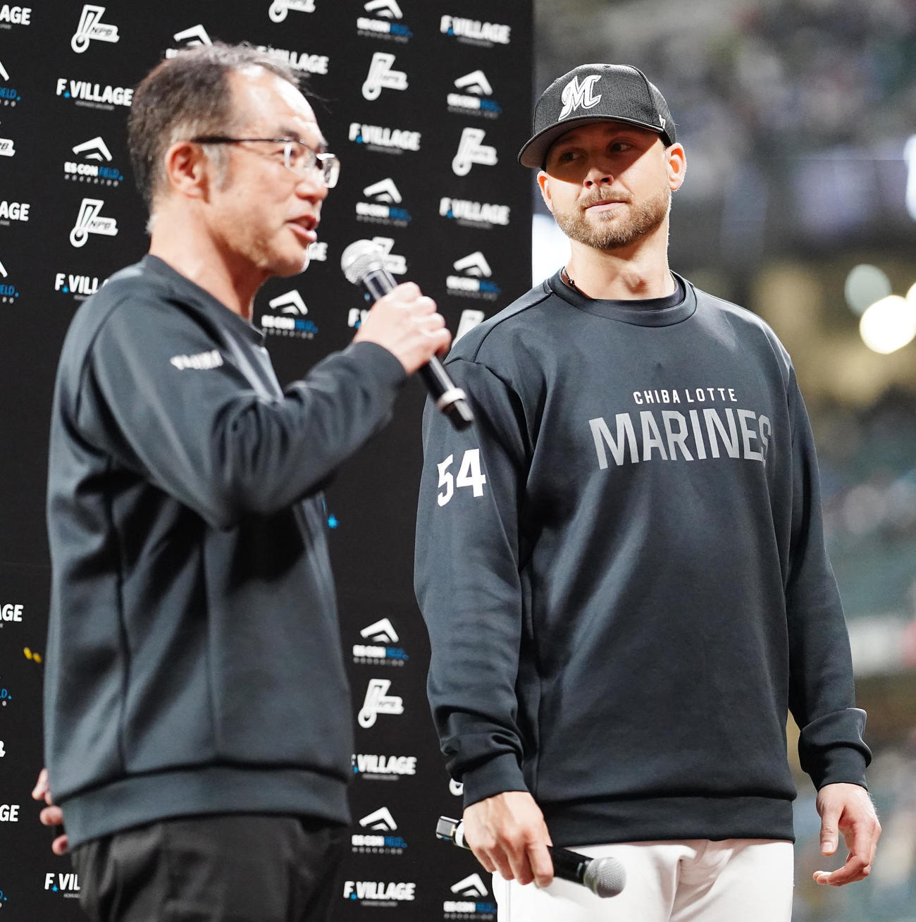 日本ハム対ロッテ　試合後、インタビューに応じるロッテ・ボス（右）（撮影・江口和貴）