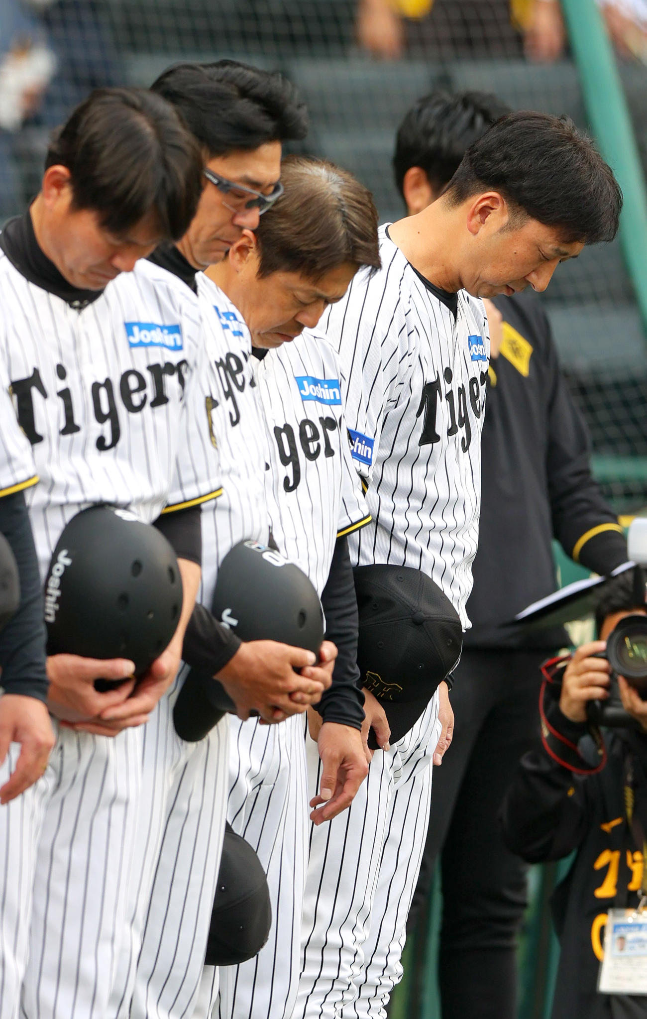 阪神対巨人　試合前、小山正明氏の死を悼み黙とうを捧げる阪神藤川監督（右）（撮影・上山淳一）