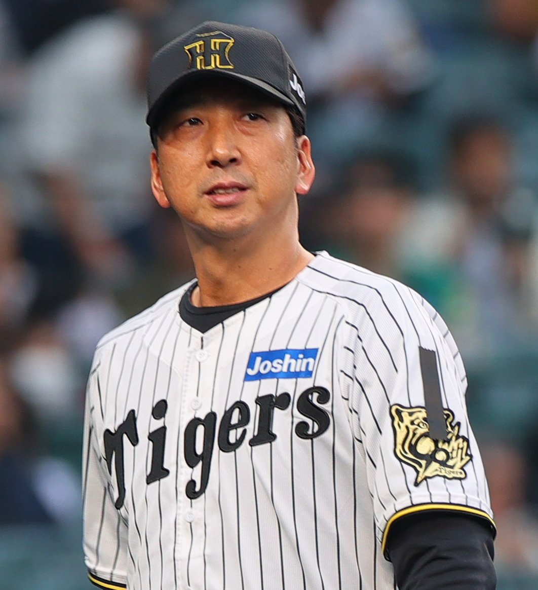 阪神対巨人　喪章をつけて試合に臨む阪神藤川監督（撮影・上山淳一）