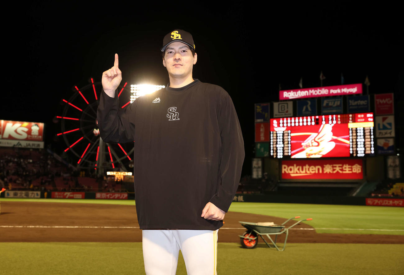 楽天対ソフトバンク　今季初勝利のソフトバンク有原は「1」のポーズ（撮影・浅見桂子）