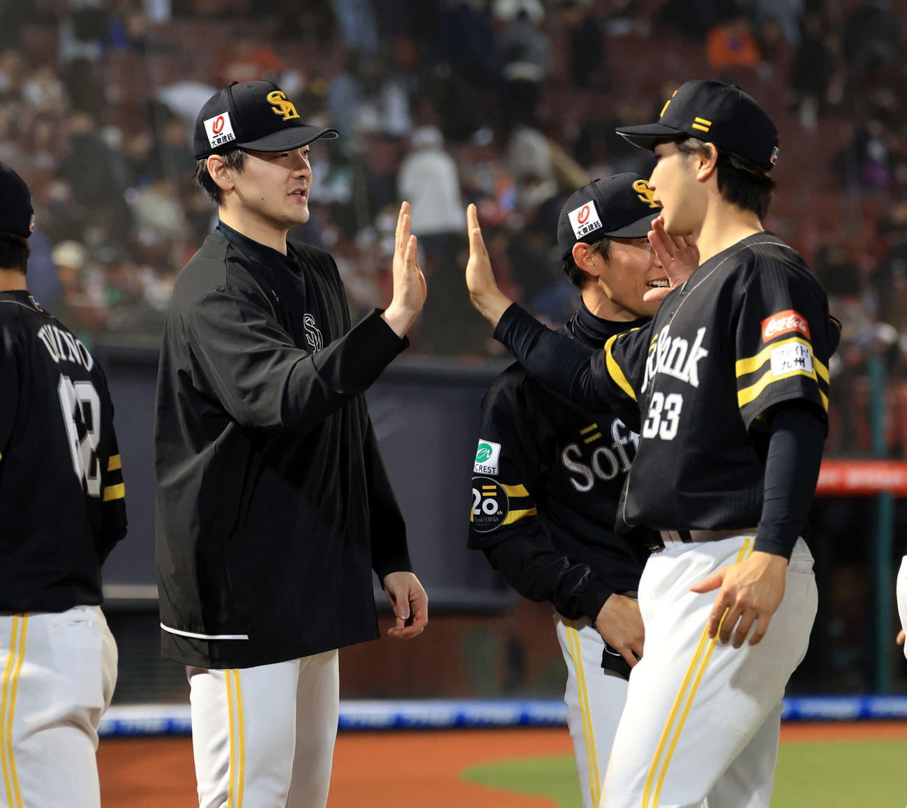 楽天対ソフトバンク　今季初勝利のソフトバンク有原（左）はナインとハイタッチ（撮影・浅見桂子）