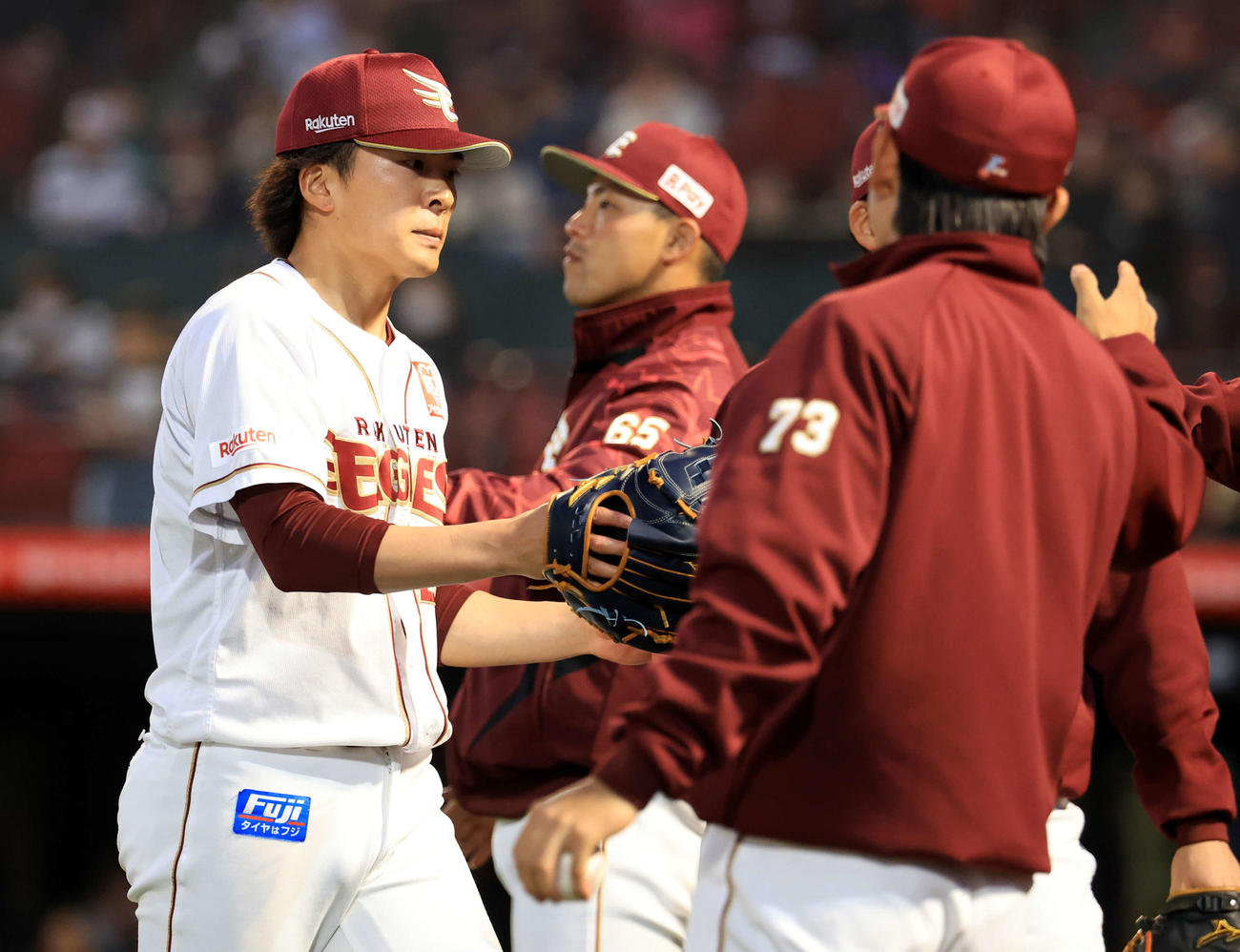 楽天対ソフトバンク　3回表ソフトバンクの攻撃を抑えナインとハイタッチする早川（撮影・浅見桂子）