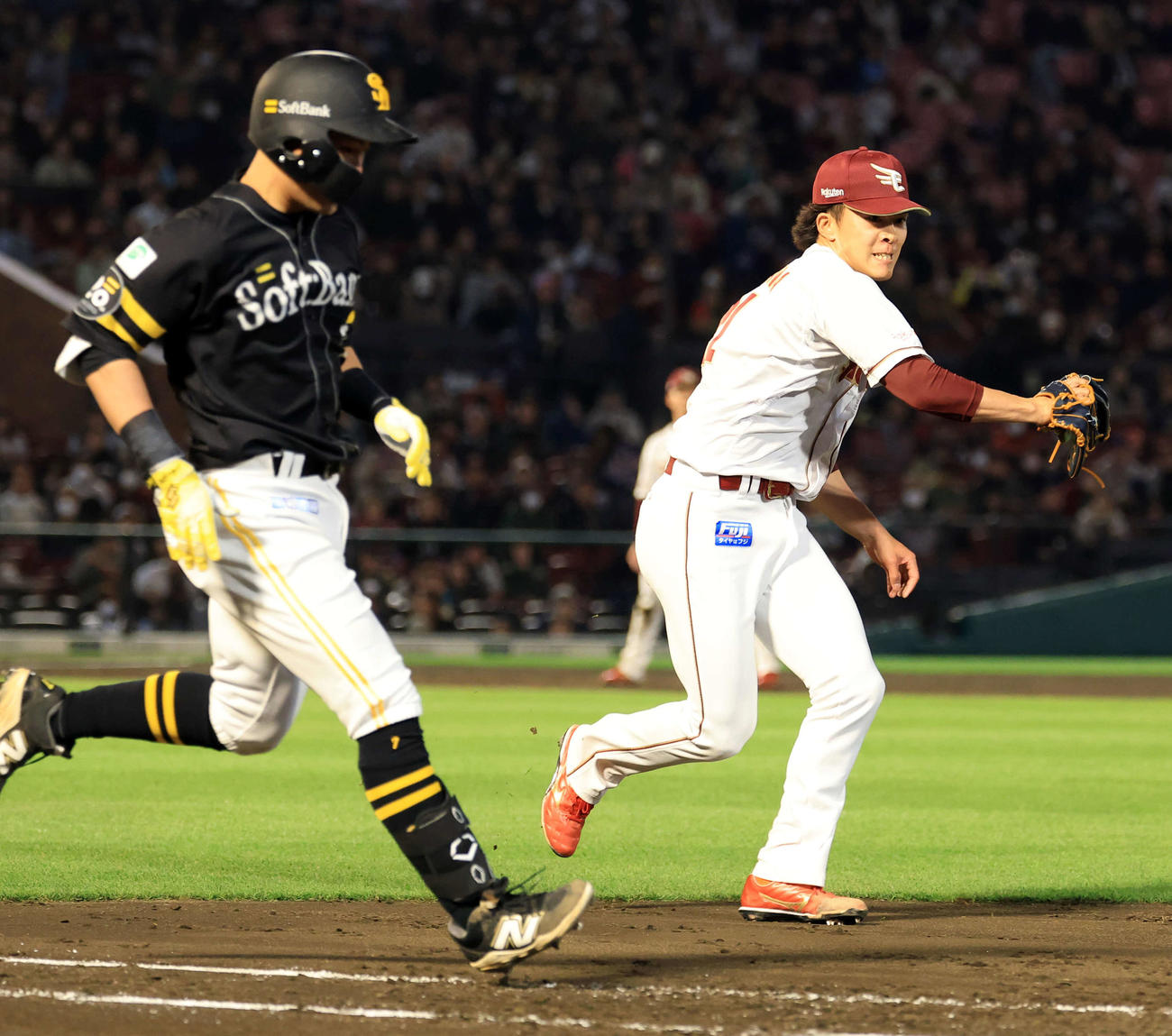 楽天対ソフトバンク　5回表ソフトバンク1死、中村（手前）の打球で一塁カバーに走る早川だが間に合わず内野安打にする（撮影・浅見桂子）
