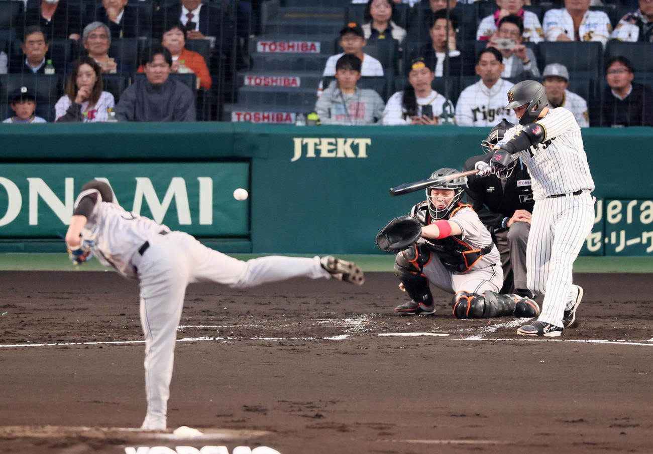 阪神対巨人　1回裏阪神2死一、三塁、大山は右前適時打を放つ。投手赤星（撮影・加藤哉）