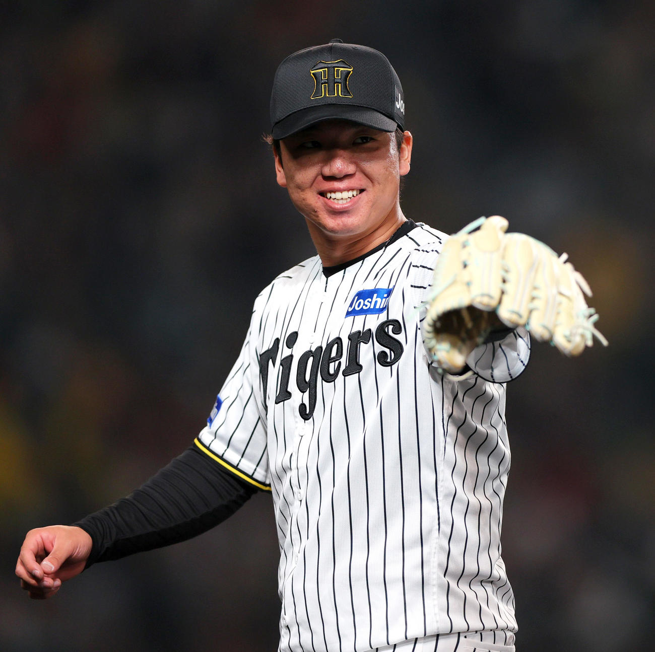 阪神対巨人　7回表巨人2死、村上は代打中山を二ゴロに仕留め好守備の二塁手中野に向かって笑顔を見せる（撮影・上山淳一）