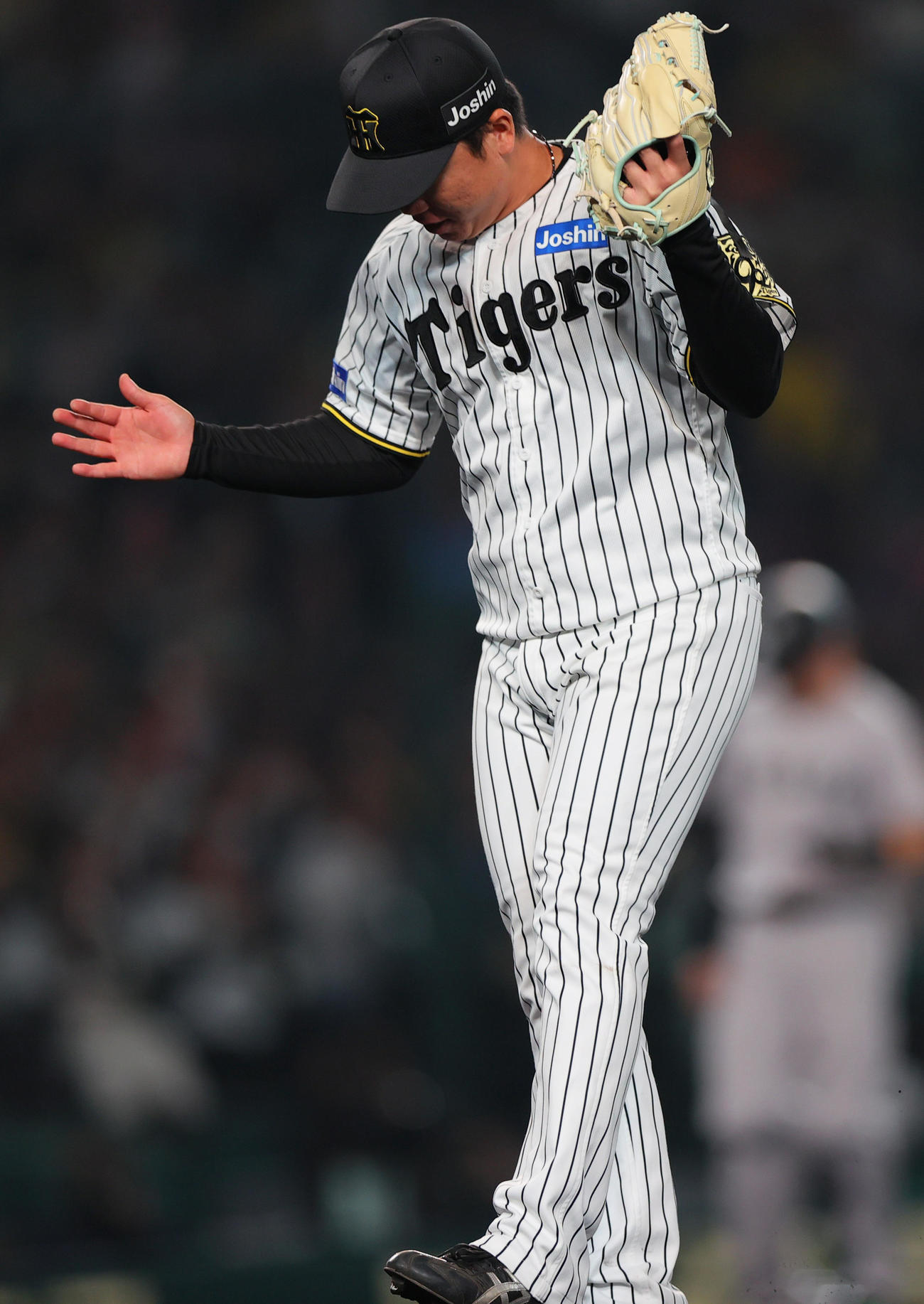 阪神対巨人　8回表巨人2死二塁、村上は吉川を二ゴロに仕留めグラブをたたいて喜ぶ（撮影・上山淳一）