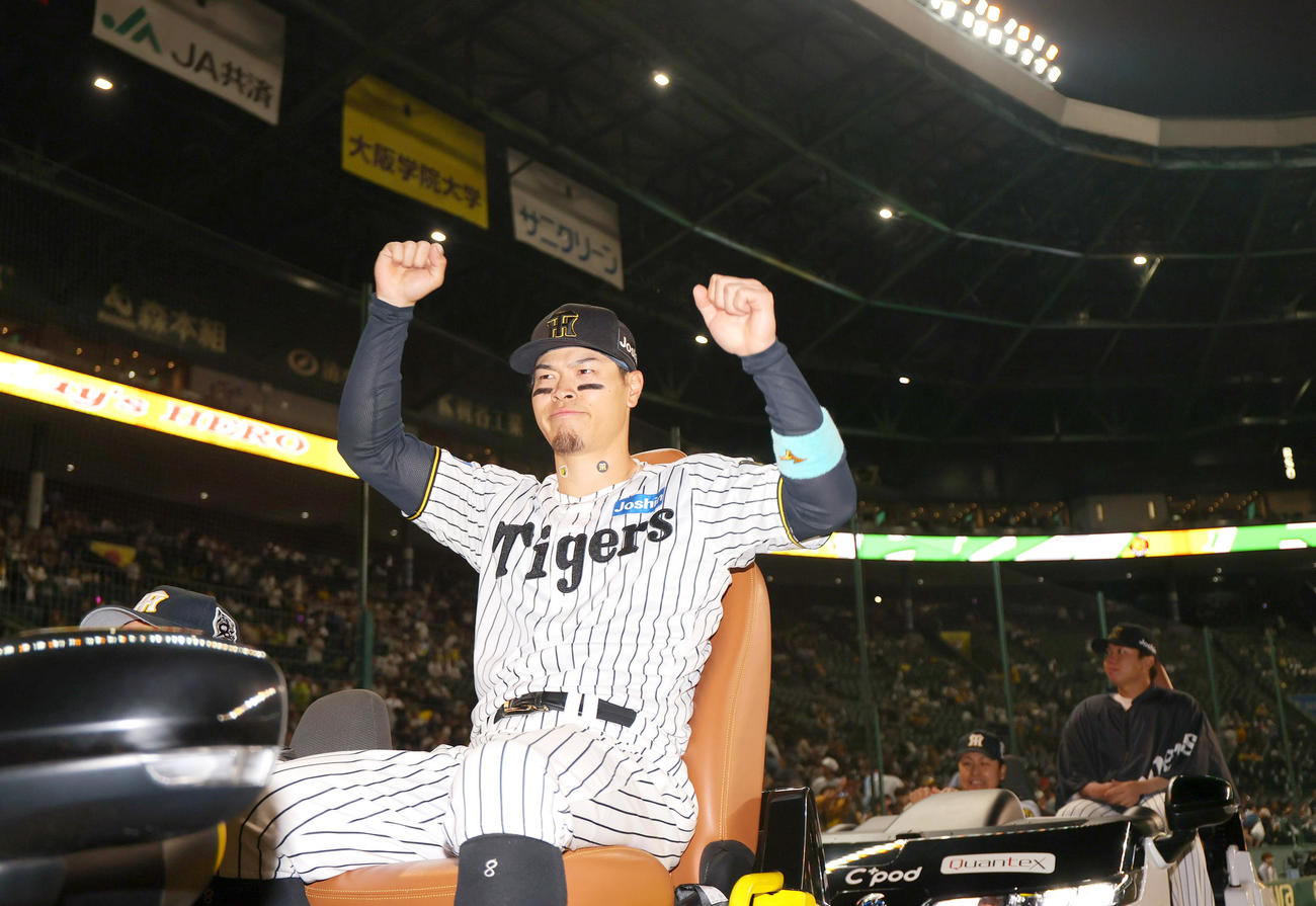 阪神対巨人　巨人に勝利しファンの声援に応える阪神佐藤輝（手前）と村上（撮影・上山淳一）