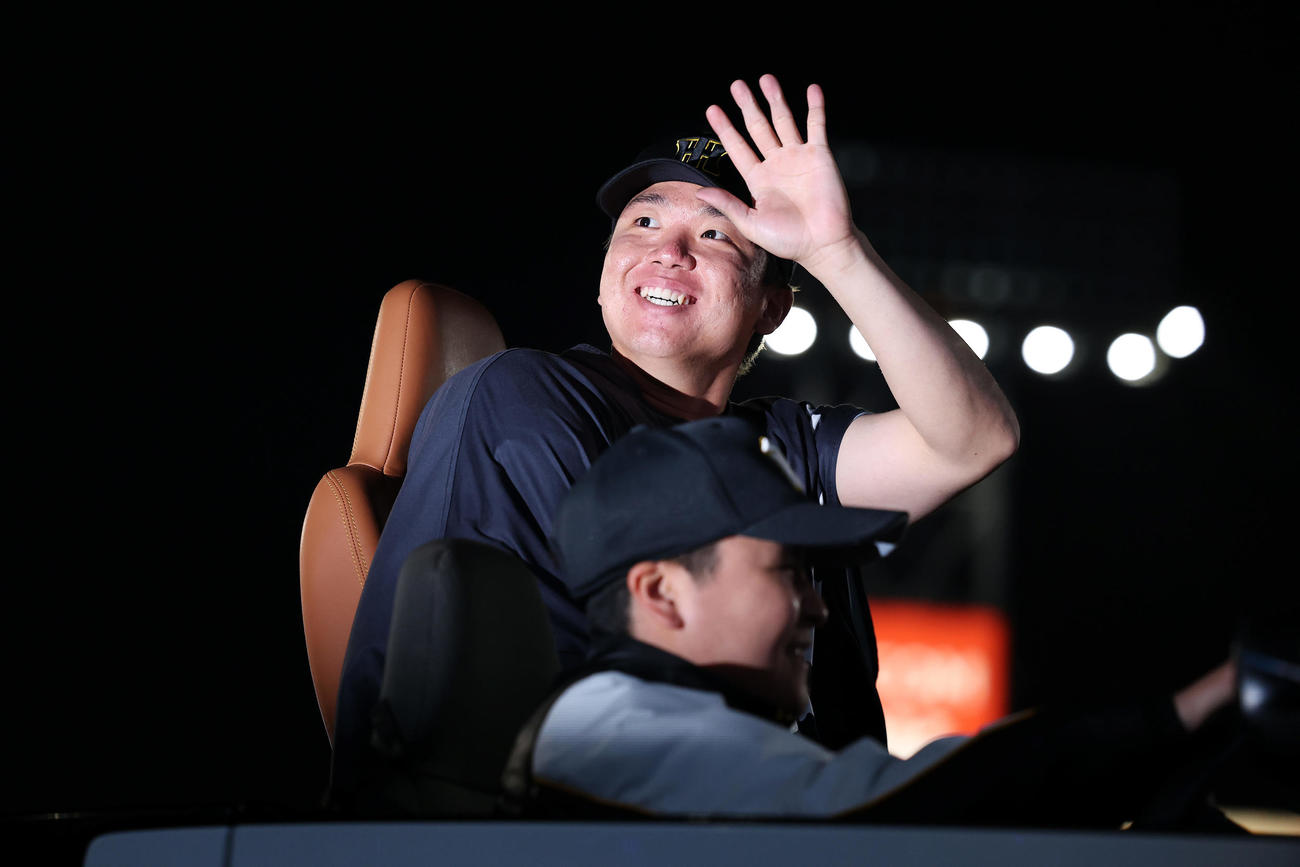 阪神対巨人　巨人に勝利し、ファンに手を振る阪神村上（撮影・前田充）