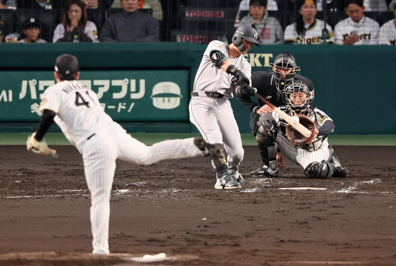 阪神対巨人　3回表巨人2死満塁、吉川は中飛を打ち上げる。投手村上（撮影・加藤哉）