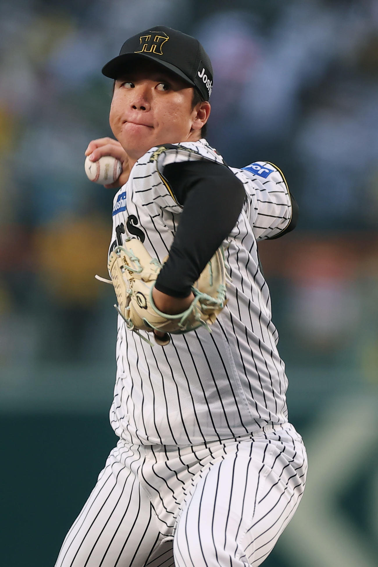阪神対巨人　力投する阪神先発の村上（撮影・前田充）