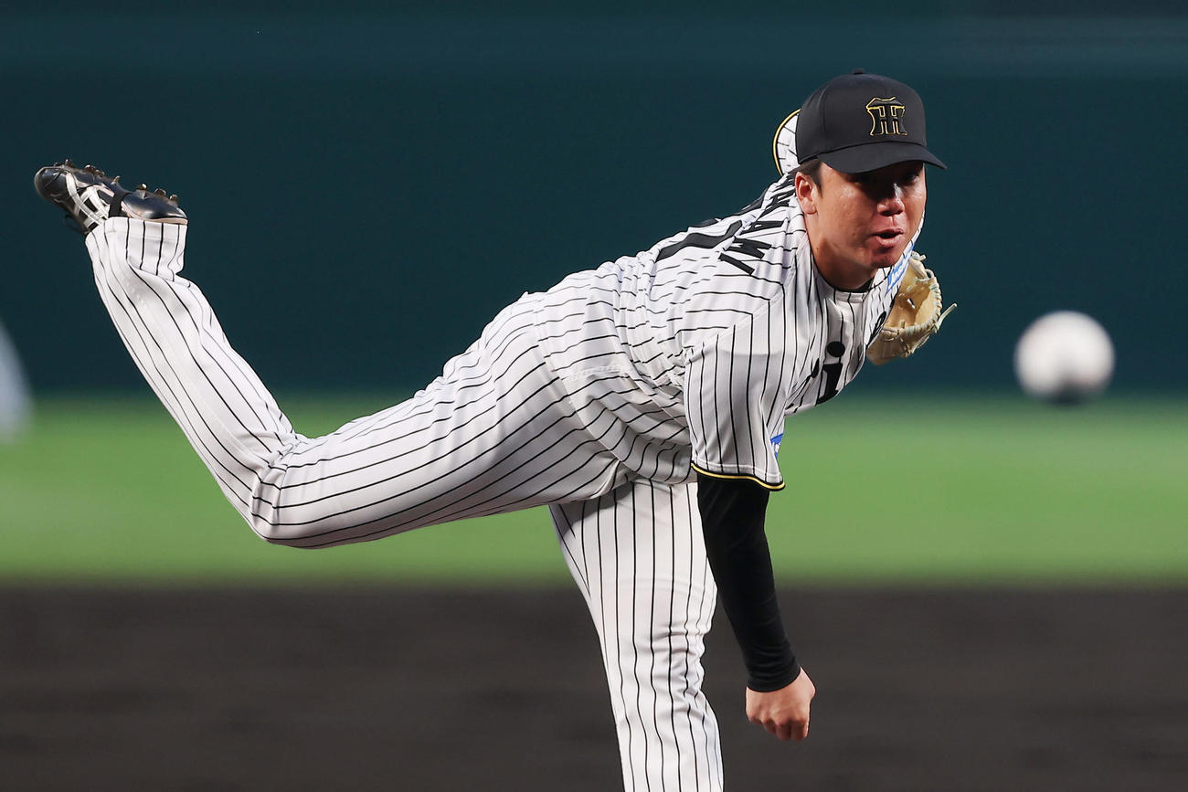阪神対巨人　力投する阪神先発の村上（撮影・前田充）