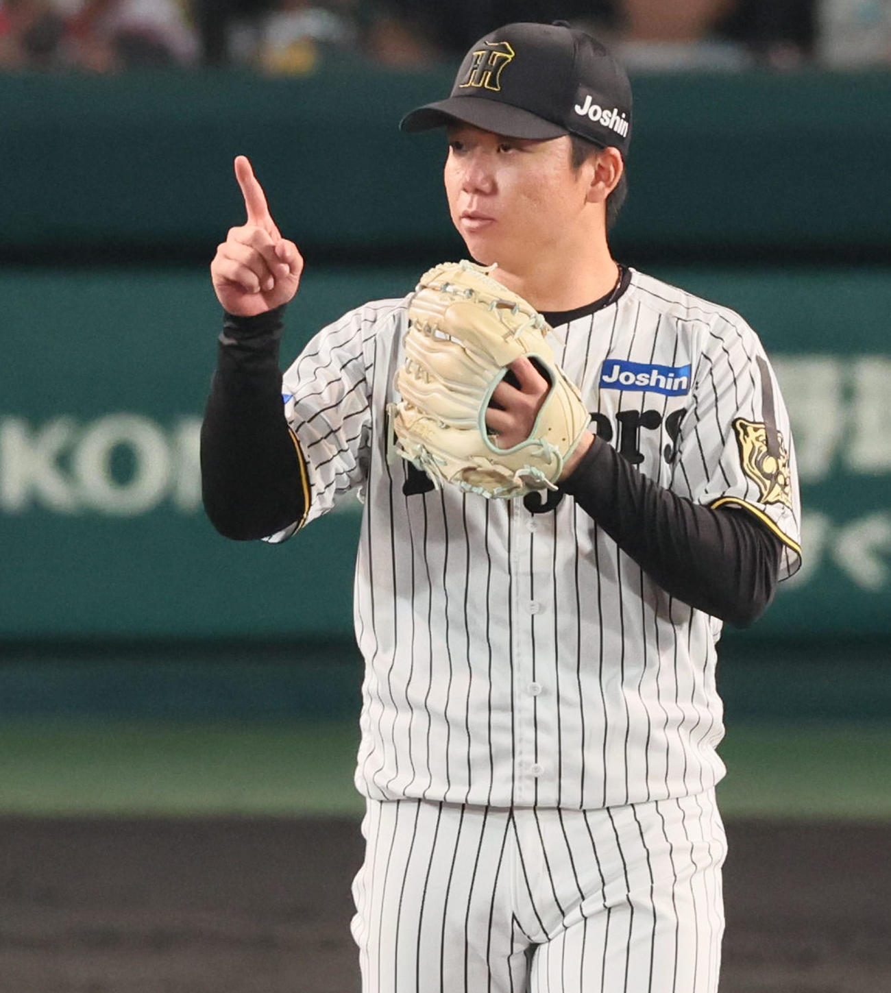 阪神対巨人　6回表巨人無死二塁、村上は吉川を二ゴロに仕留め野手に声をかける（撮影・加藤哉）