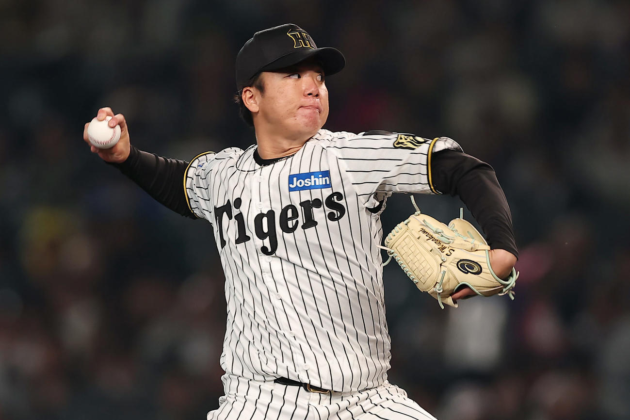 阪神対巨人　力投する阪神先発の村上（撮影・前田充）