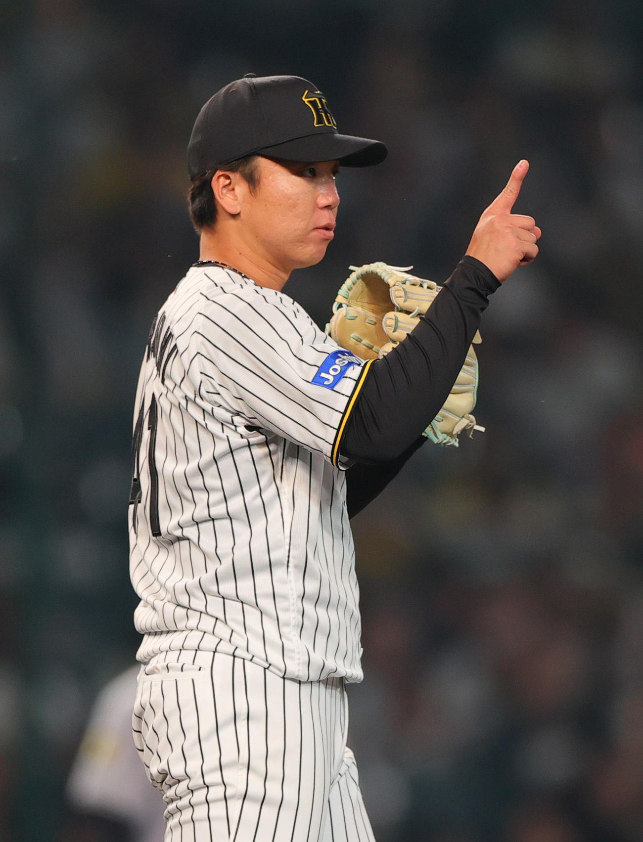 阪神対巨人　6回表巨人1死三塁、野手とカウントを確認する村上（撮影・上山淳一）