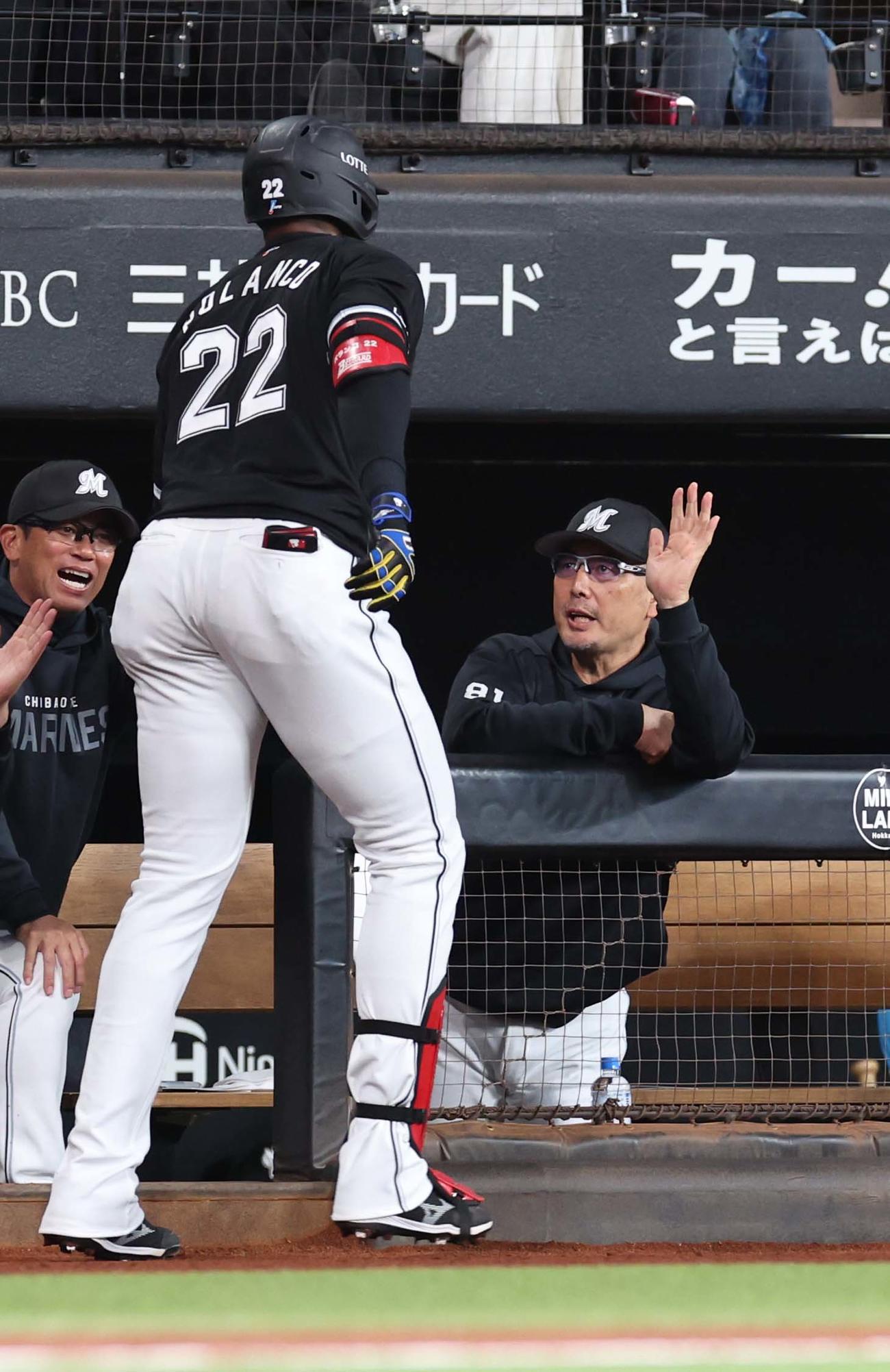 日本ハム対ロッテ　2回表、本塁打を放ったポランコを出迎える吉井監督（撮影・黒川智章）
