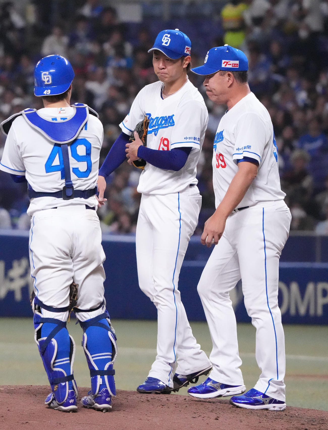 中日対ヤクルト　4回表ヤクルト1死満塁、マウンドを降りる高橋宏（中央）右は井上監督（撮影・森本幸一）