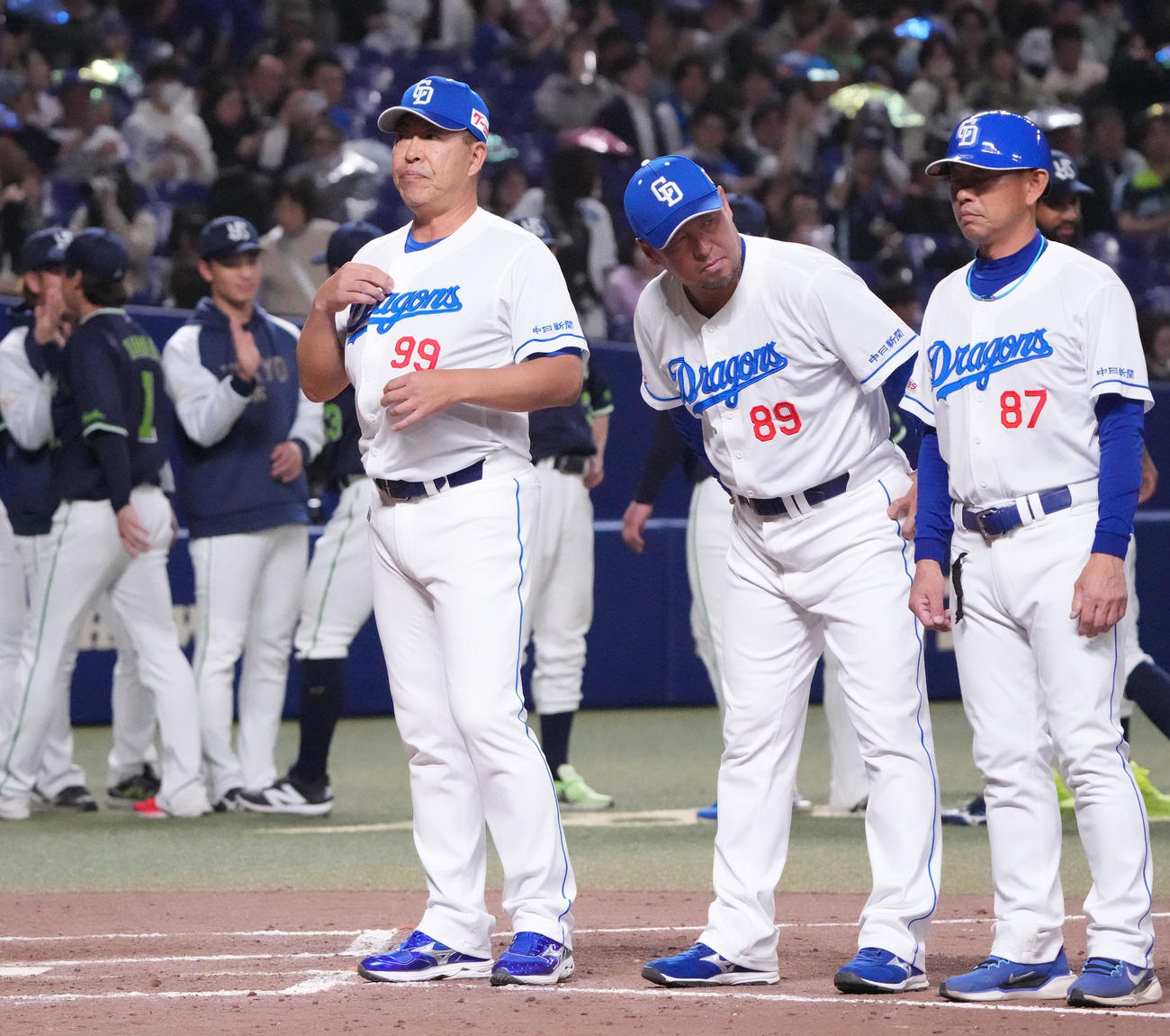 中日対ヤクルト　試合終了、井上監督（右から3人目）は、あいさつのため整列する（撮影・森本幸一）