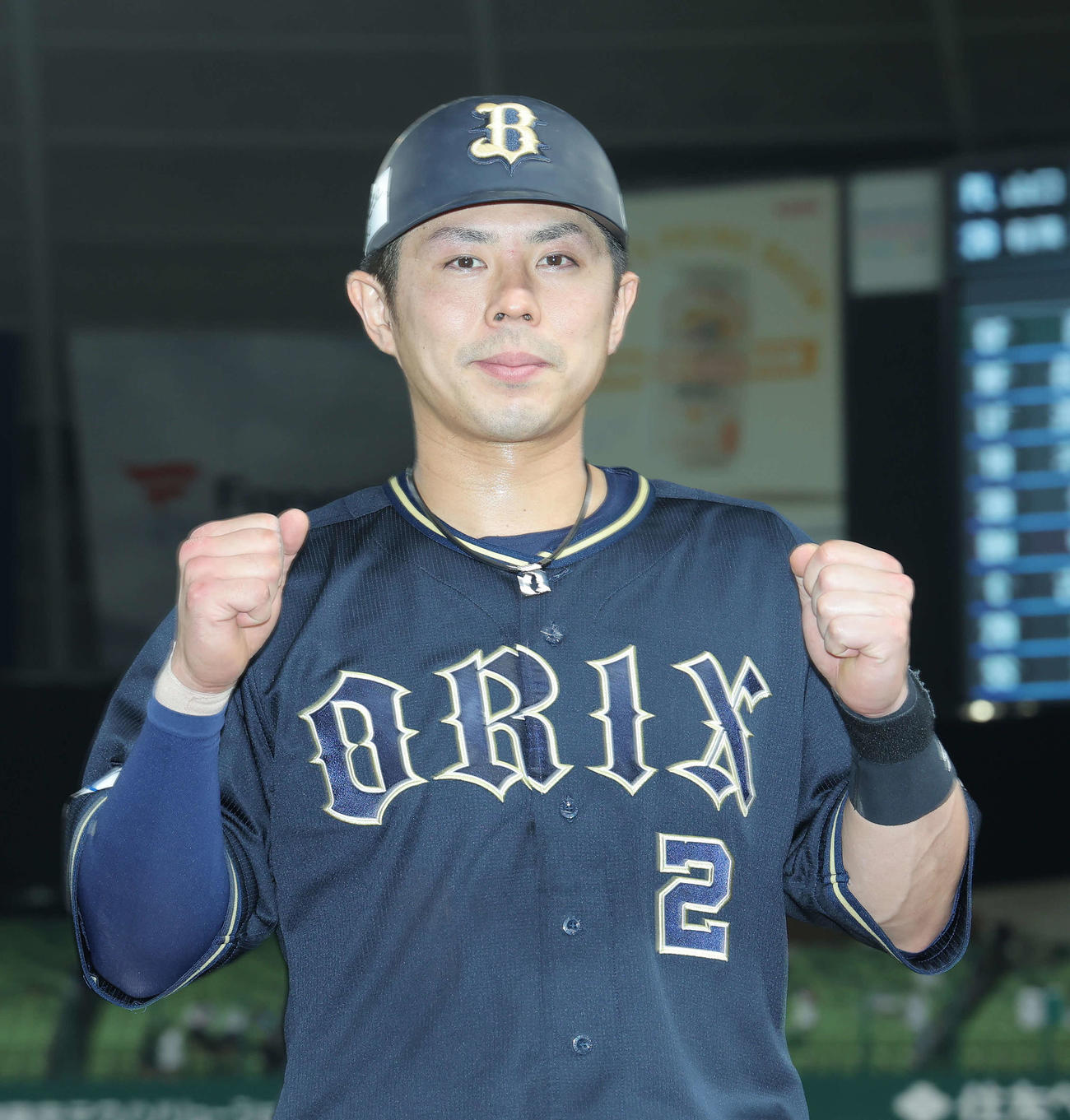 西武対オリックス　延長戦の末西武に勝利し、ガッツポーズで写真に納まるオリックス若月（撮影・河田真司）