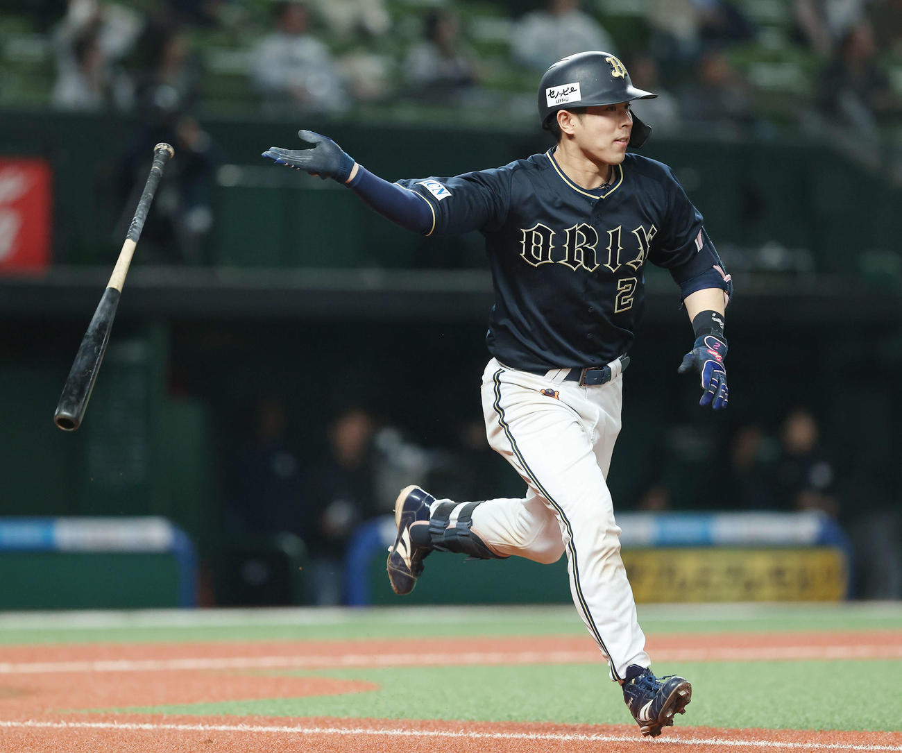 西武対オリックス　延長10回表オリックス無死、右中間ソロ本塁打を放つ若月（撮影・河田真司）