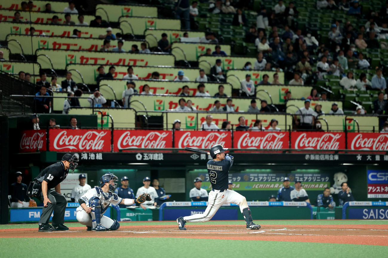 西武対オリックス　延長10回表オリックス無死、右中間ソロ本塁打を放つ若月（撮影・河田真司）