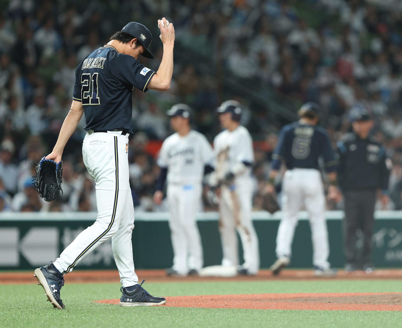 西武対オリックス　7回裏西武1死一塁、暴投で一走長谷川に三塁進塁を許す山崎（撮影・河田真司）