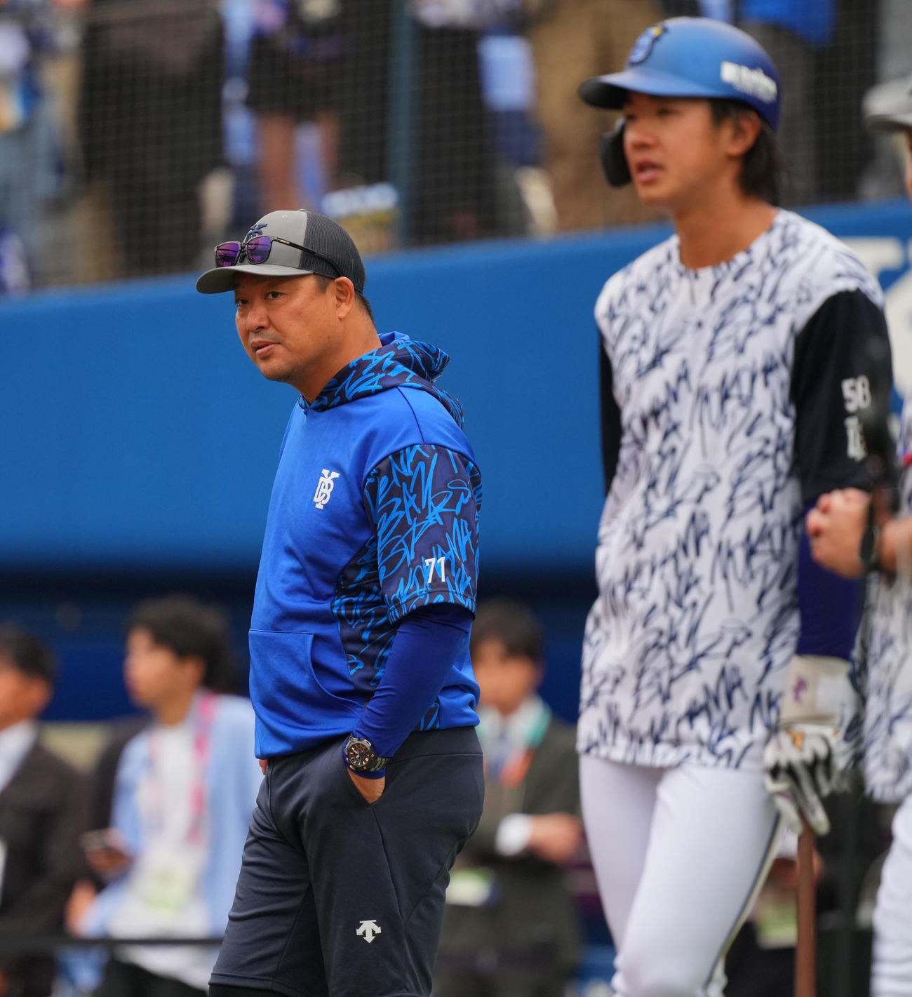 DeNA対広島　試合前、選手たちの打撃練習を見つめるDeNA村田コーチ（左）（撮影・垰建太）