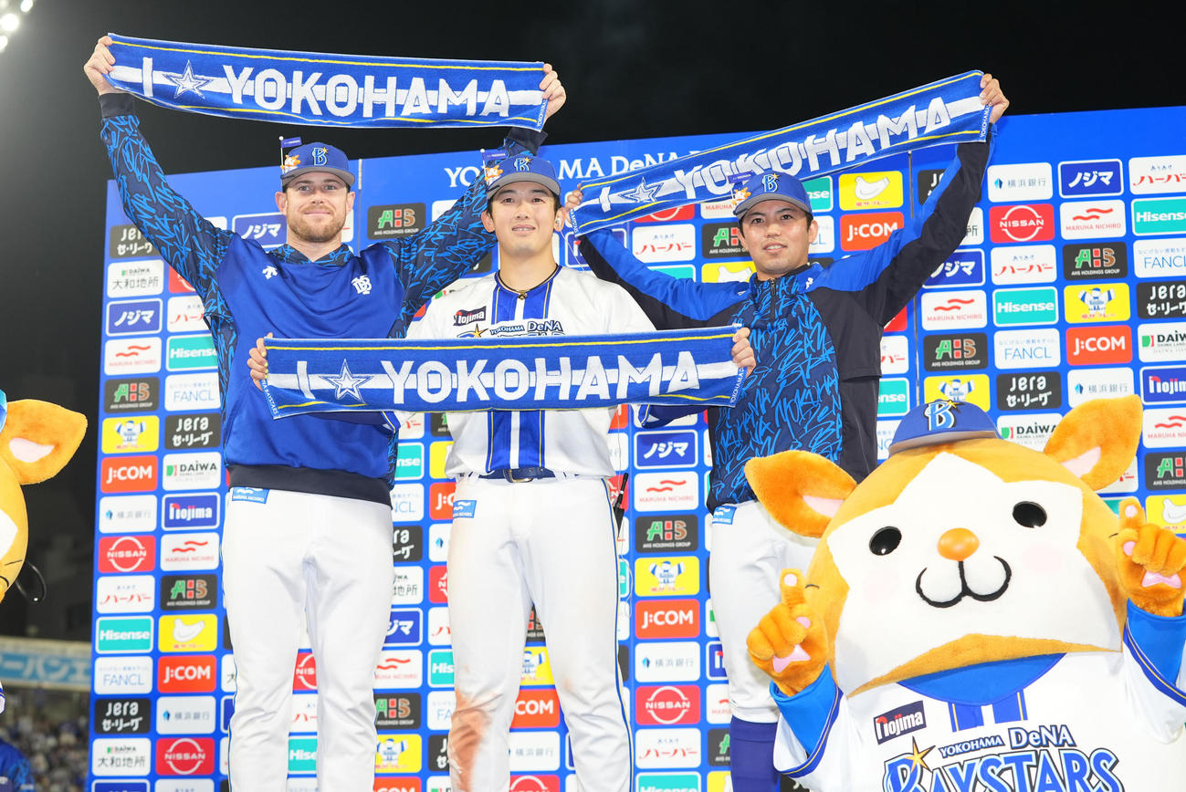 DeNA対広島　広島に勝利しお立ち台で写真に納まるDeNAウィック（左）、山本（中央）、東（撮影・垰建太）