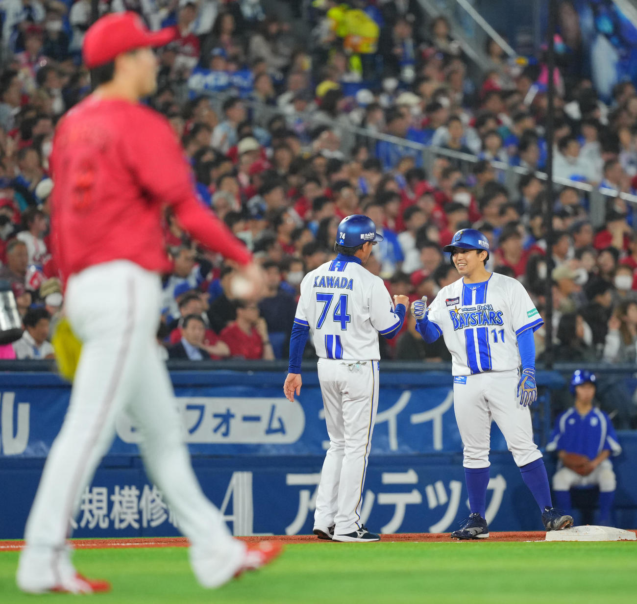 DeNA対広島　3回裏DeNA2死一、二塁、度会の左前打で三塁に進み笑顔を見せる東（右）（撮影・垰建太）