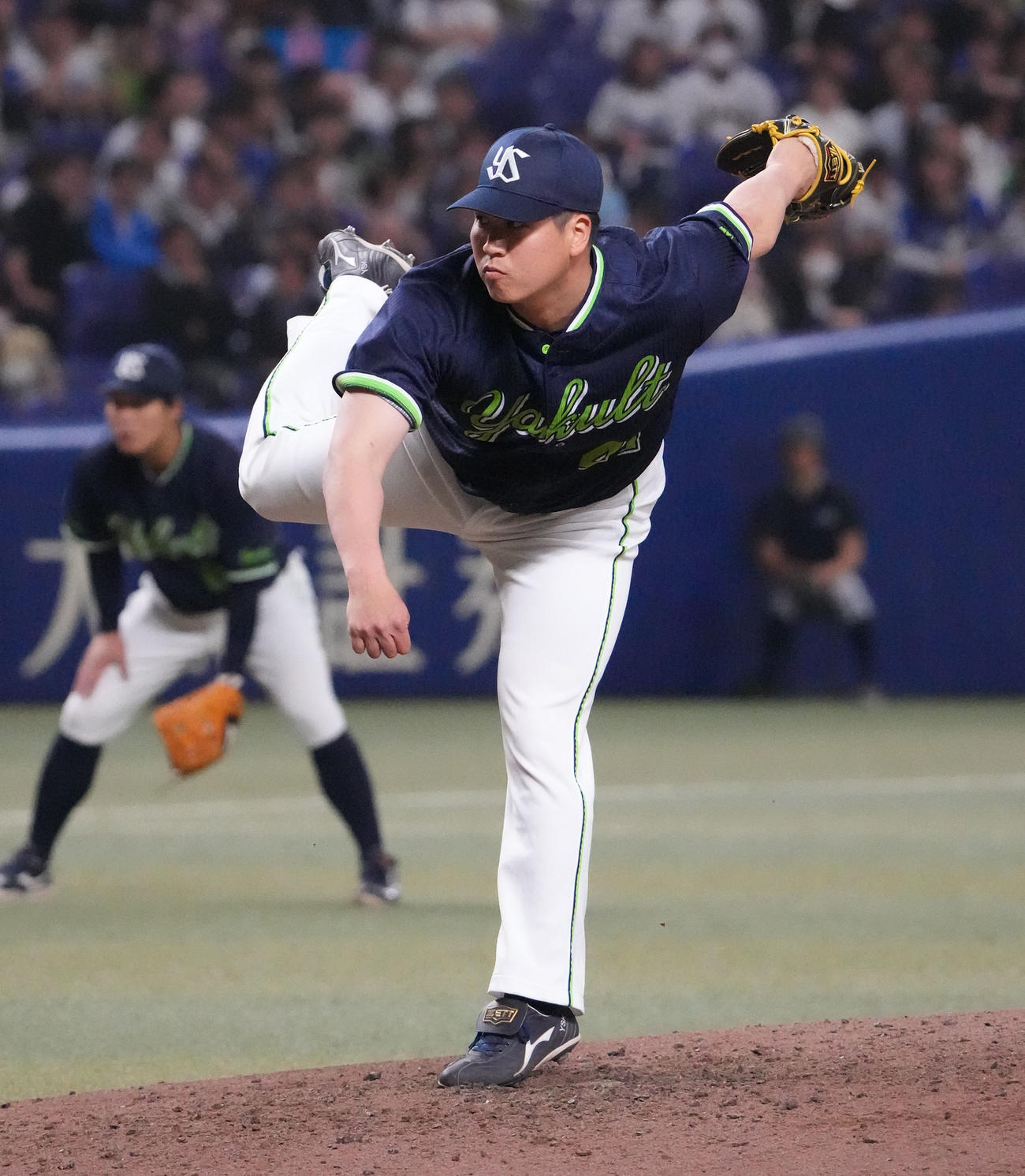 中日対ヤクルト　9回裏、ヤクルト5番手で登板する矢崎（撮影・森本幸一）