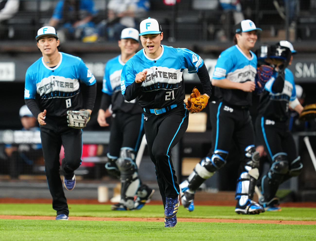 日本ハム対ロッテ　試合前、シートノックで守備位置に向かう日本ハム清宮幸（撮影・江口和貴）