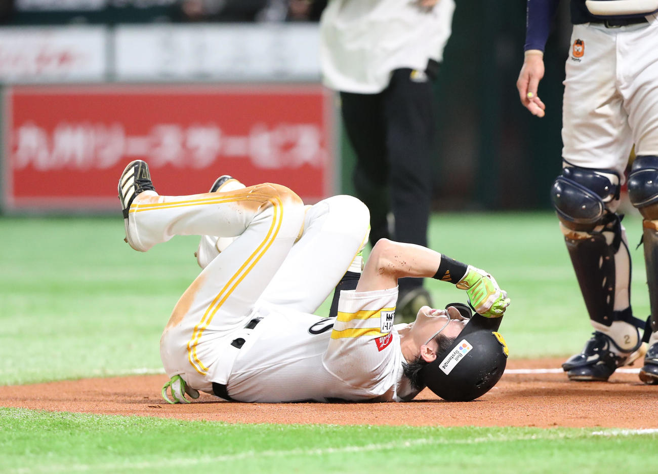 25年4月23日　ソフトバンク対オリックス　6回裏ソフトバンク2死三塁、周東は右足に死球を受け痛さで転がる（撮影・梅根麻紀）