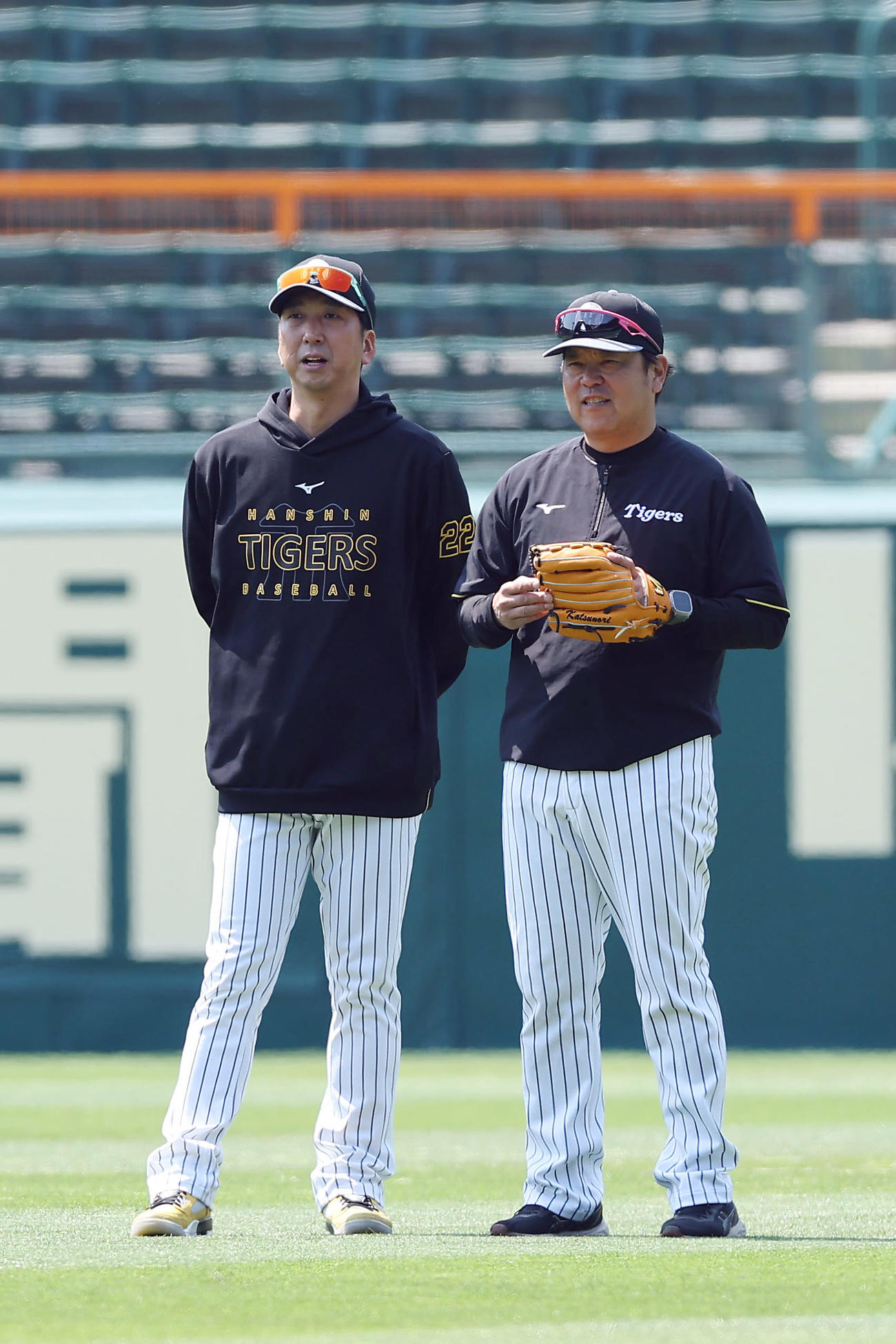 阪神対巨人　試合前練習で言葉を交わす阪神藤川監督（左）と野村コーチ（撮影・前田充）