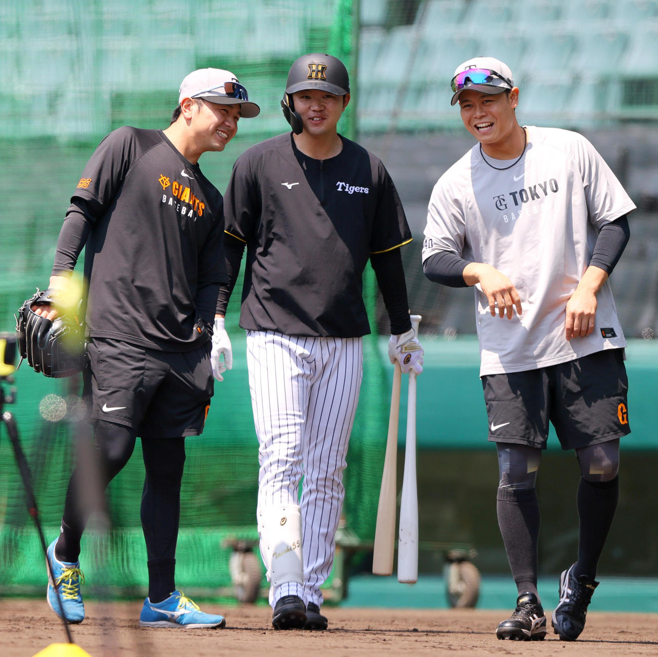 阪神対巨人　試合前、阪神楠本（中央）は巨人石川（左）、中山と笑顔で話す（撮影・上山淳一）