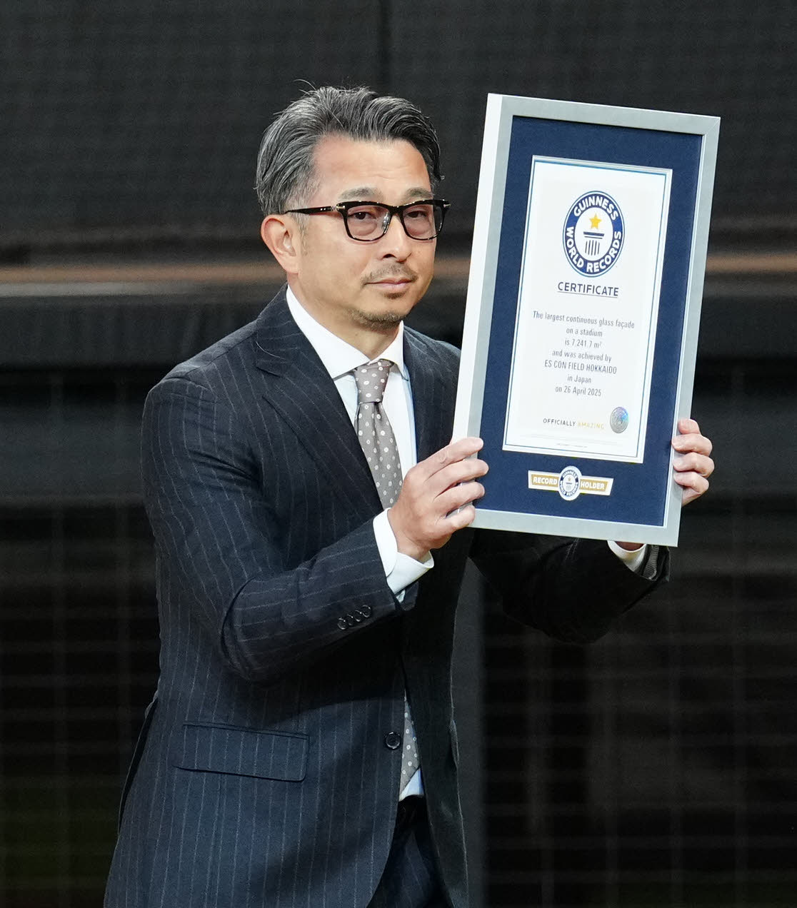 日本ハム対ロッテ　試合前、ギネス世界記録認定書を手にする前沢氏（撮影・江口和貴）