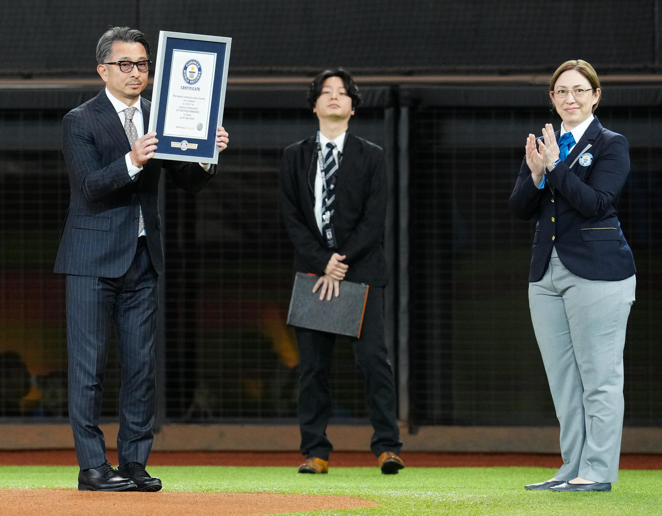 日本ハム対ロッテ　試合前、ギネス世界記録認定書を手にする前沢氏（左）。右は公式認定員のマクミラン舞さん（撮影・江口和貴）