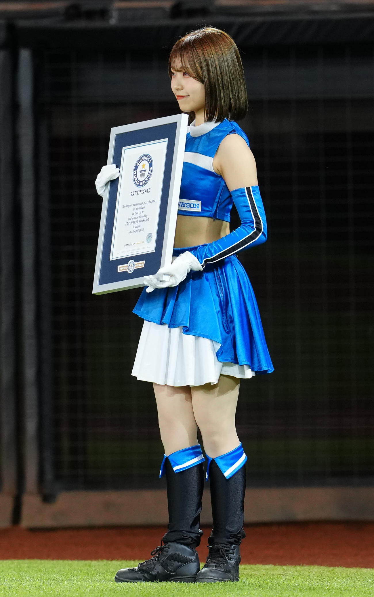 日本ハム対ロッテ　試合前、ギネス世界記録認定書を手にするファイターズガール（撮影・江口和貴）