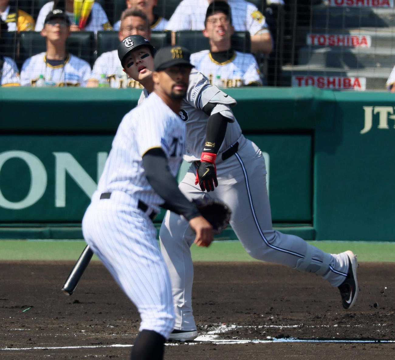 阪神対巨人　1回表巨人1死一、三塁、岡本は中飛を打ち上げて犠飛となる。投手デュプランティエ（撮影・加藤哉）