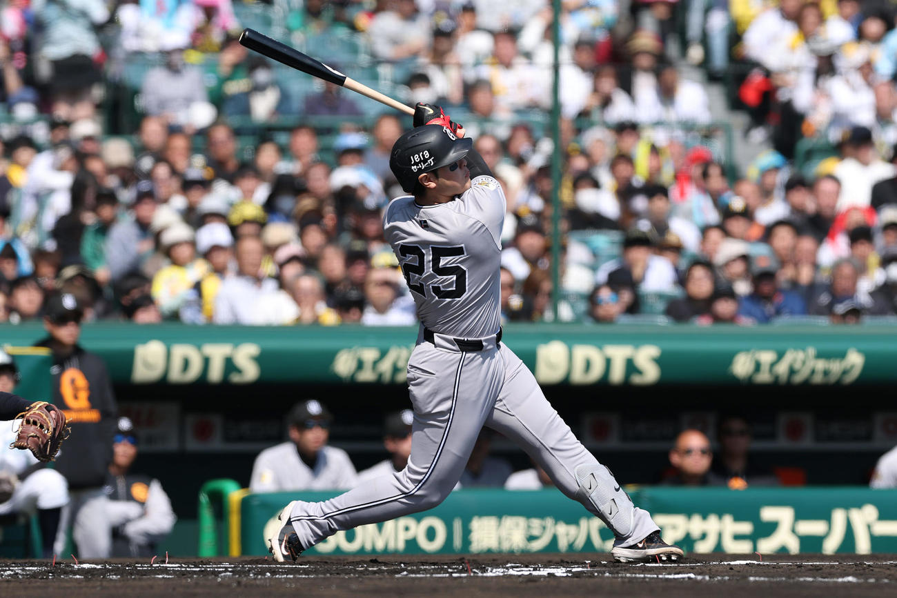 阪神対巨人　1回表巨人1死一、三塁、先制の中犠飛を放つ岡本（撮影・前田充）