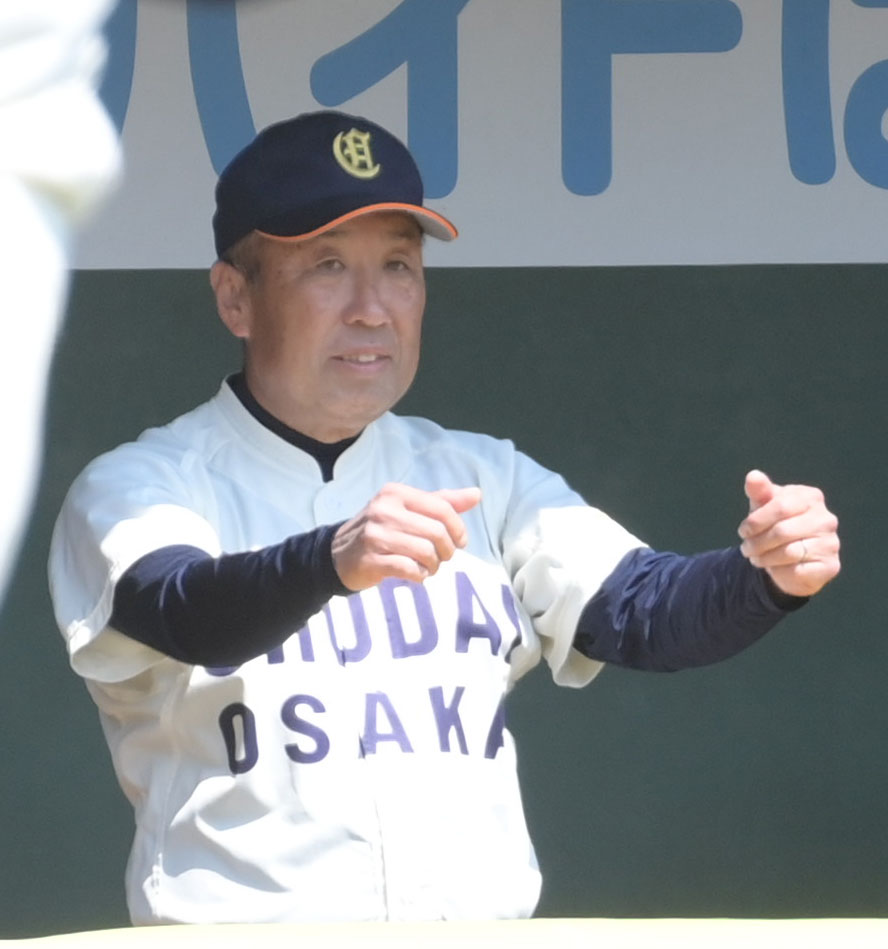 大商大対龍谷大　ベンチでサインを出す大商大の高瀬監督代行（撮影・滝沢美穂子）
