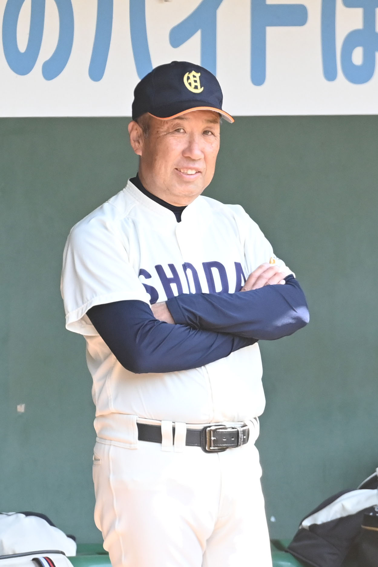 大商大対龍谷大　ベンチで笑顔を見せる大商大の高瀬監督代行（撮影・滝沢美穂子）
